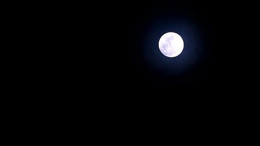 月亮和月光在夜空和云层中经过10视频的预览图