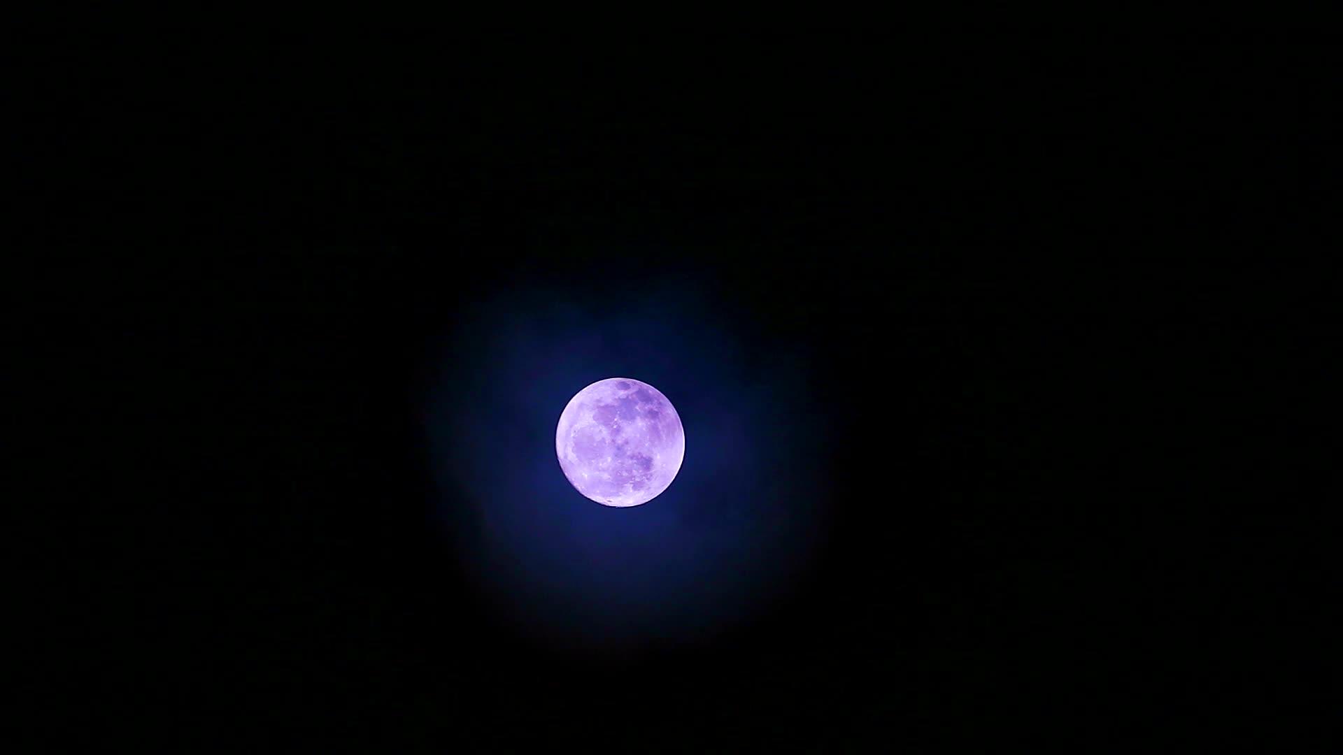 紫色的月亮整夜月光的天空和云在夜晚飘过视频的预览图