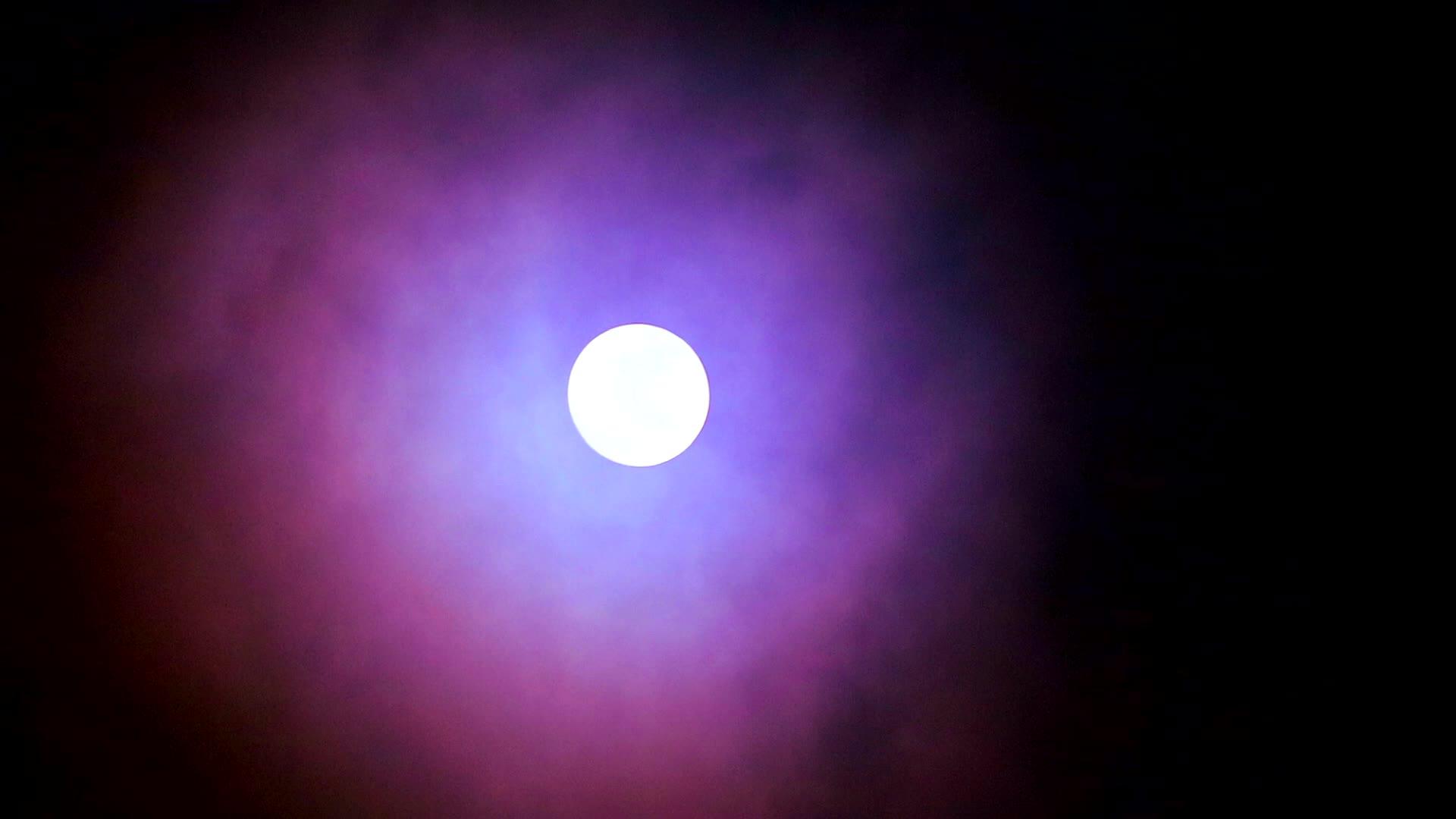 满月的夜空和柔软的黑暗红色洞穴通过视频的预览图