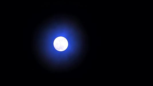 夜晚的月亮和月光在夜晚的天空和云彩中逝去视频的预览图
