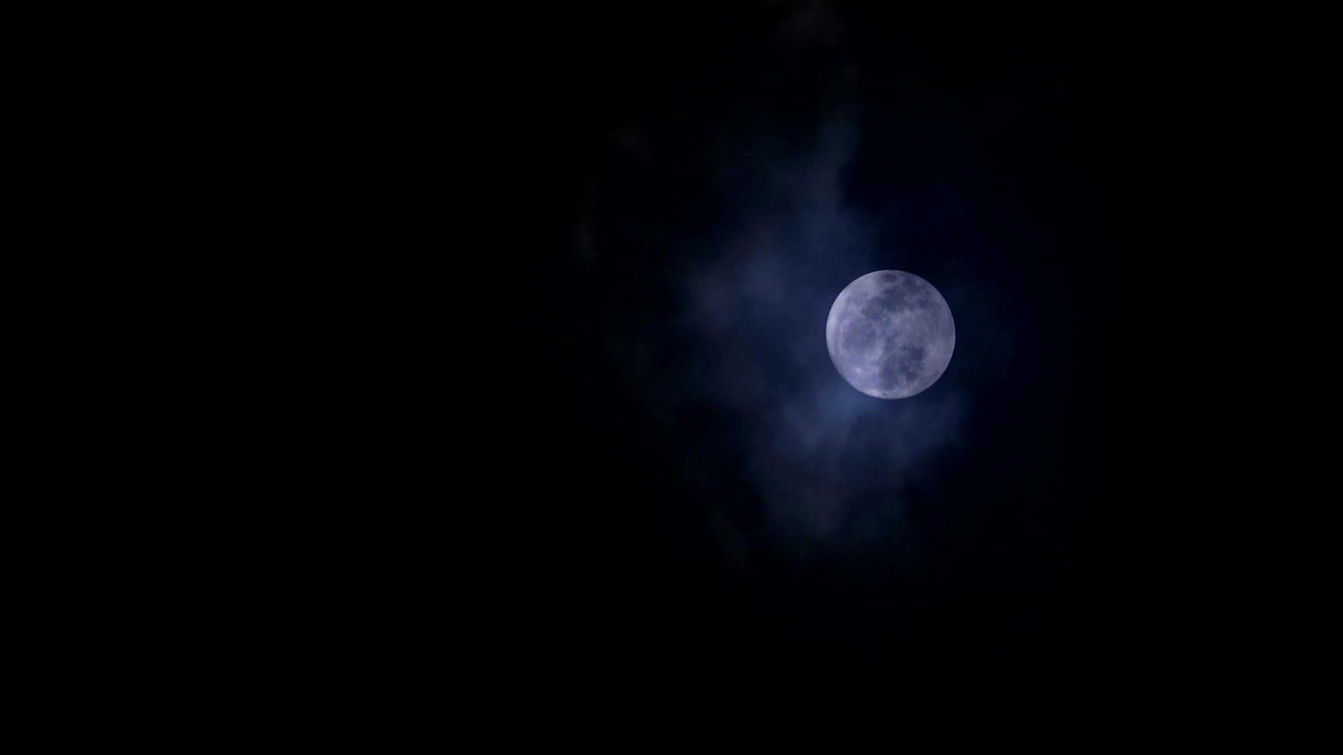 月亮和月亮在夜空和云中飘动视频的预览图
