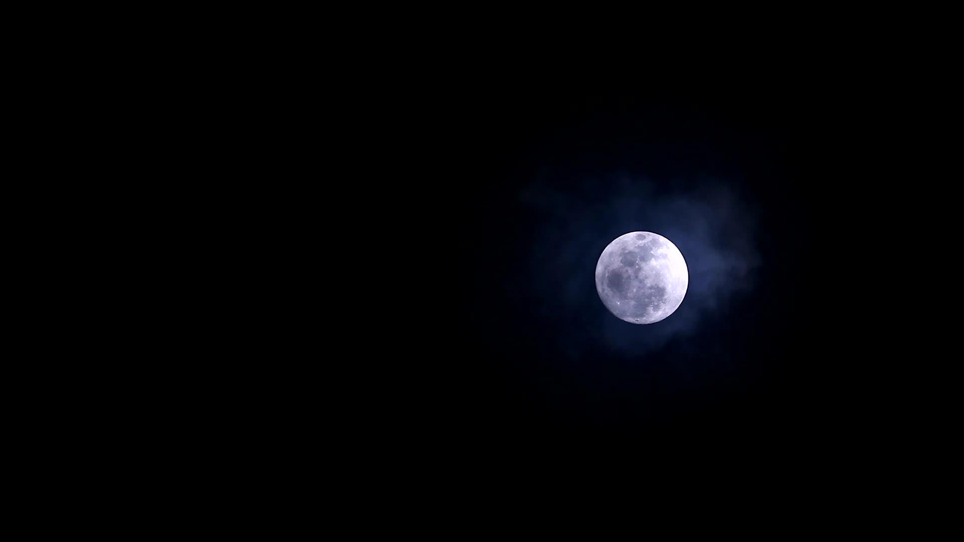 月亮和月光在夜空和云中漫步视频的预览图