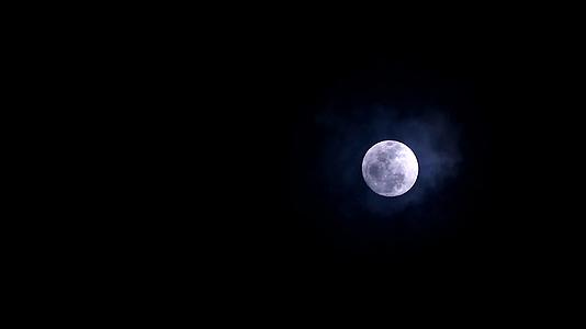 月亮和月光在夜空和云中漫步视频的预览图