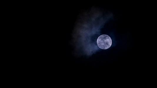 月亮和月光在夜空和云中漫步2视频的预览图