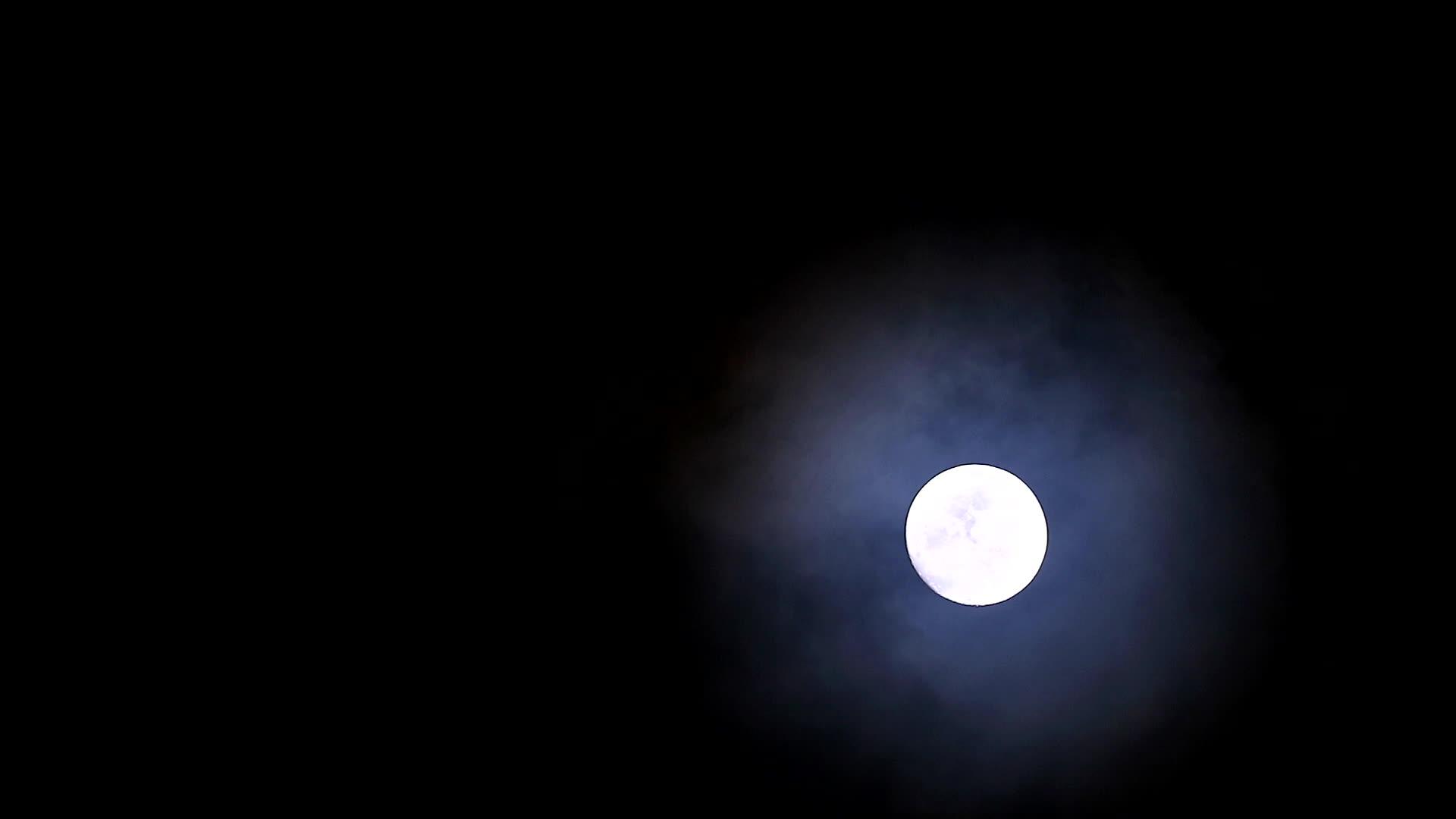 当月亮满月的时候夜空和柔软的云飘动视频的预览图