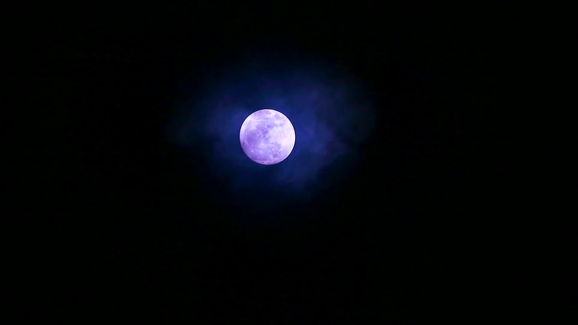 月亮和月亮云在夜空中飞翔视频的预览图
