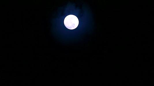 满月在夜空和云中照亮视频的预览图