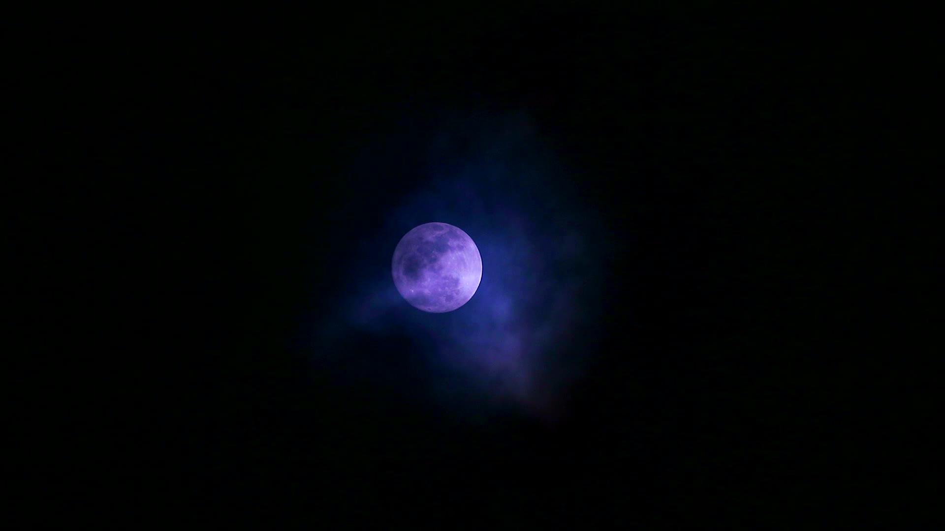 月亮和月亮通过夜空和云层传播视频的预览图