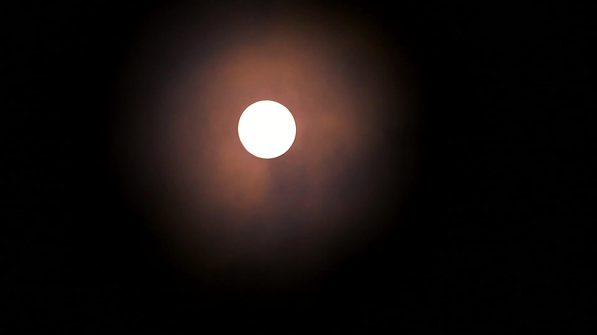 夜空和云层传递的月亮充满了橙色的月光视频的预览图