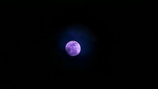月亮和月亮通过夜空和云层传播视频的预览图