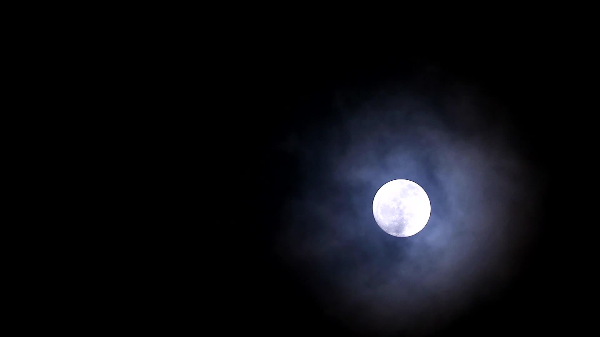 月亮在夜空和云的月亮2视频的预览图