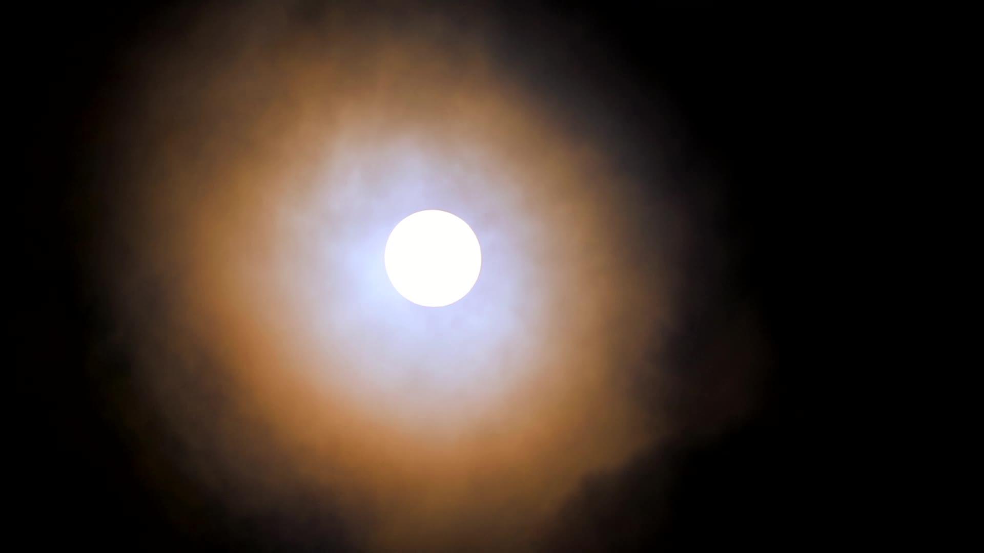 橙色的月光夜空和云中的满月视频的预览图