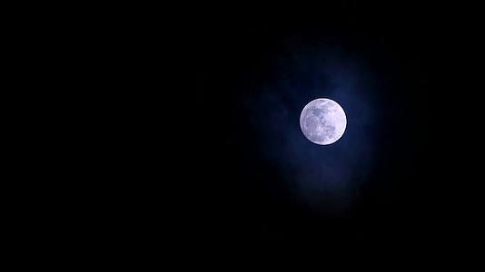 满月天空满月天空柔软黑暗的云移动视频的预览图