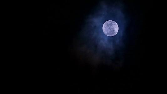 满月天空在夜空中柔软的黑暗云移动2视频的预览图