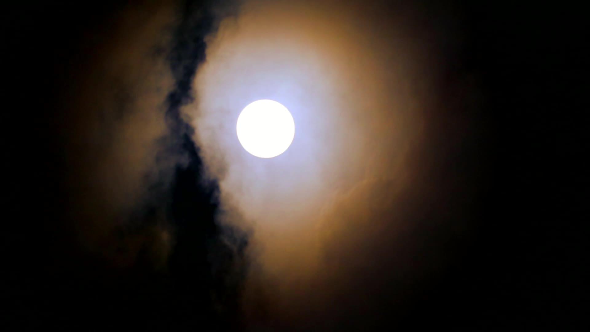 在夜空中满月柔云在夜空中移动视频的预览图