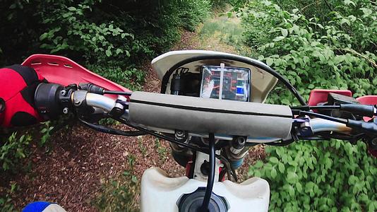 内置摩托车在路边森林上的第一个视角视频的预览图