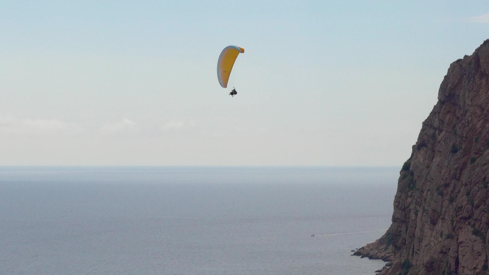 海上滑翔伞视频的预览图