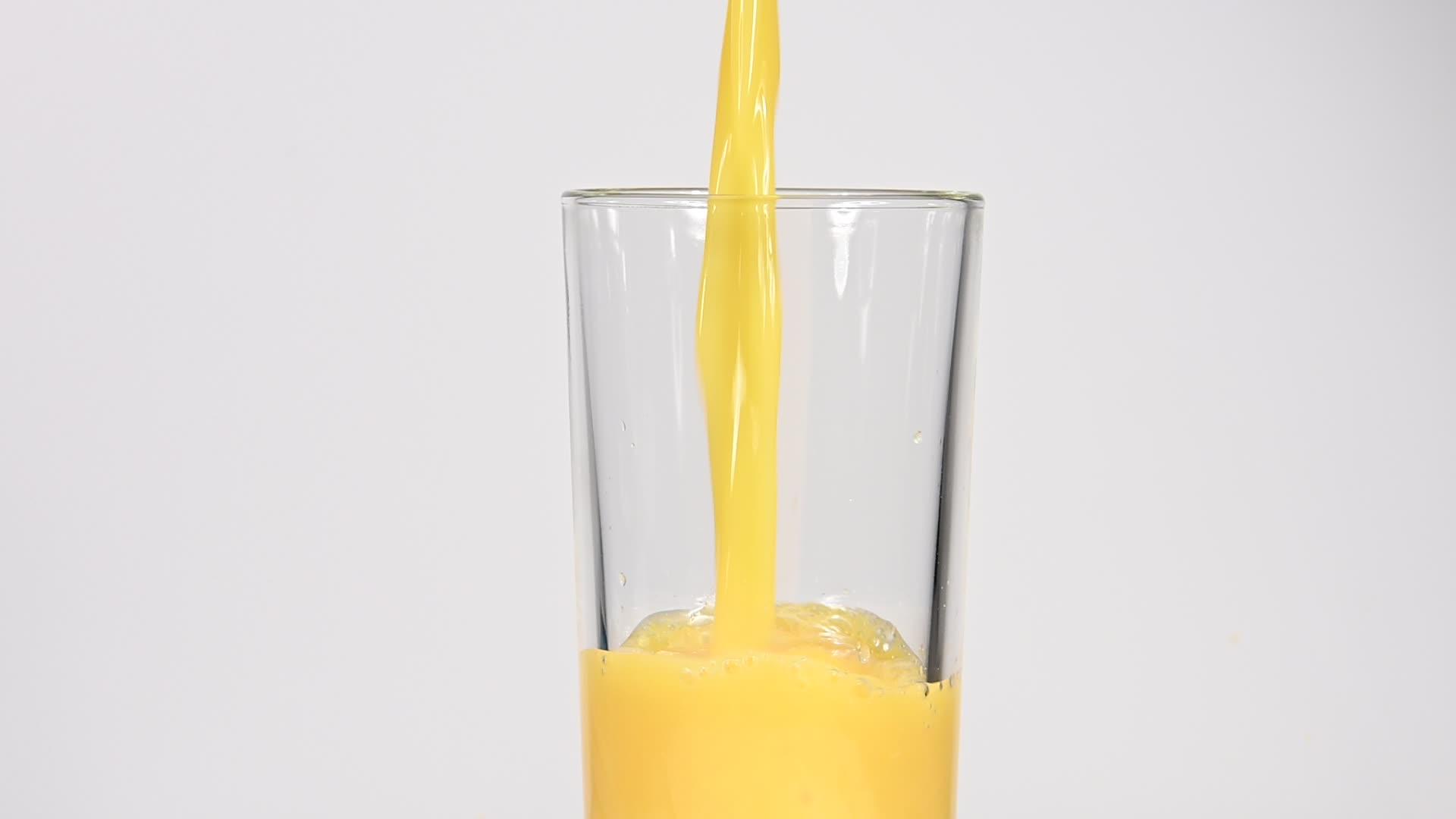 将橙汁倒在白色玻璃上视频的预览图