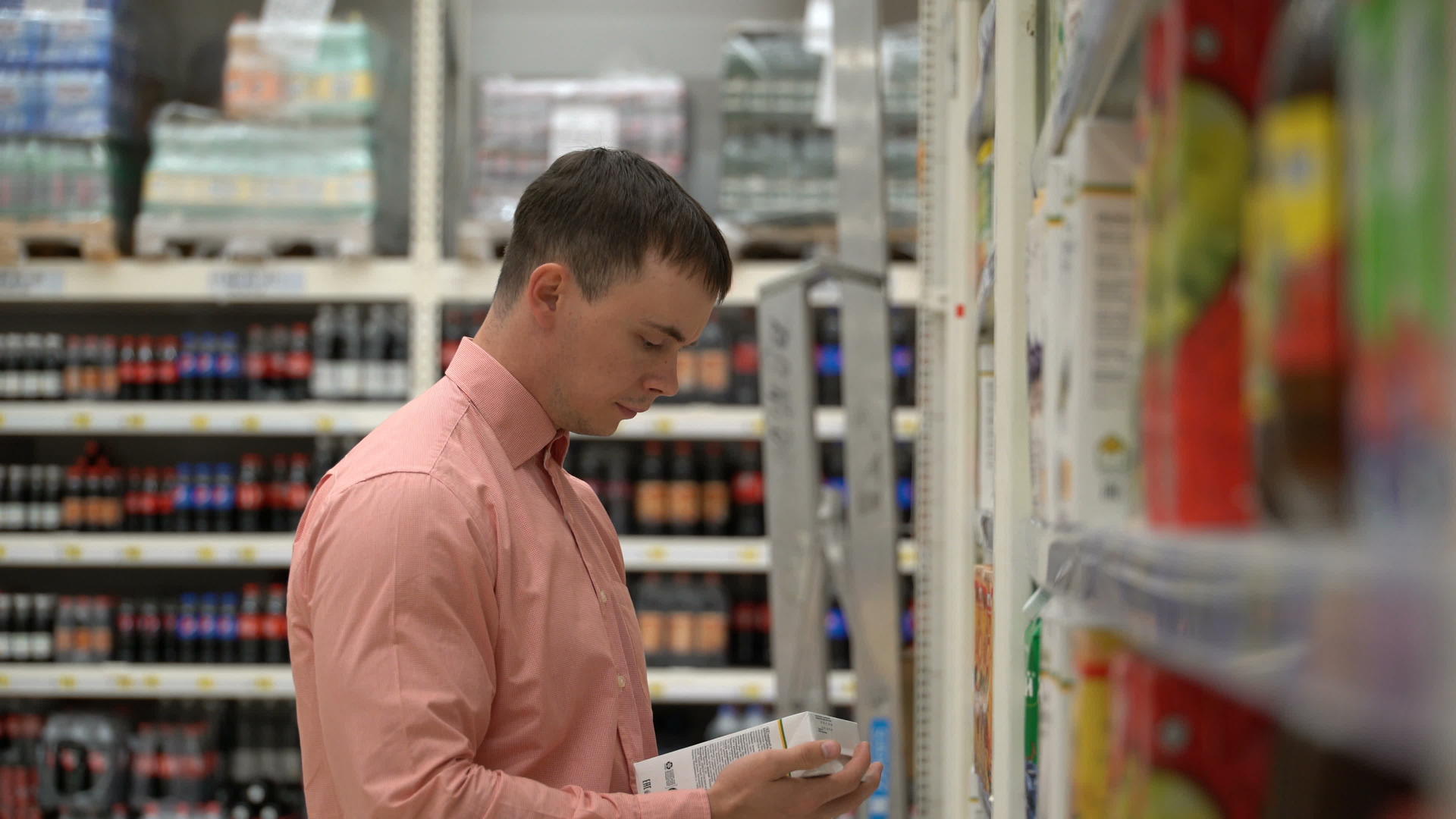 年轻人在商店或超市买果汁视频的预览图