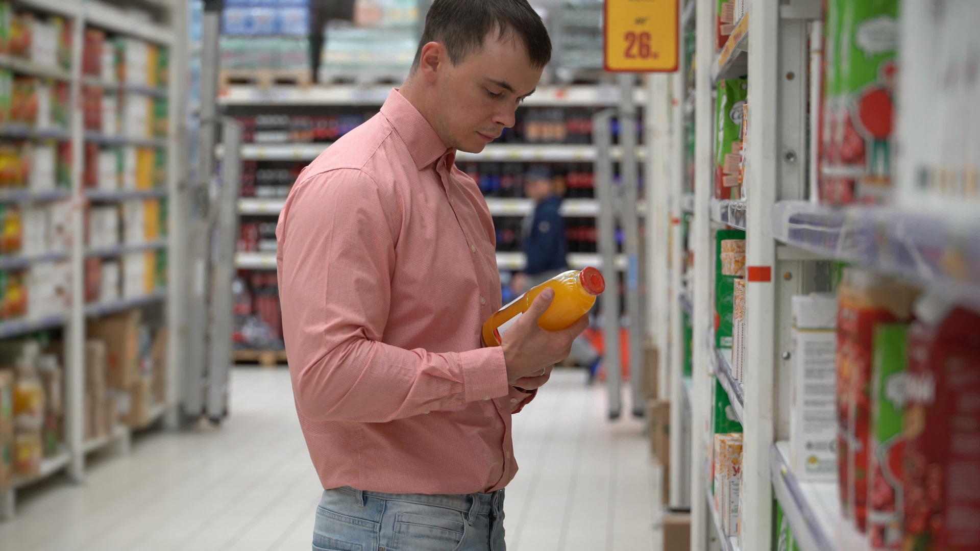 年轻人在商店或超市买果汁视频的预览图