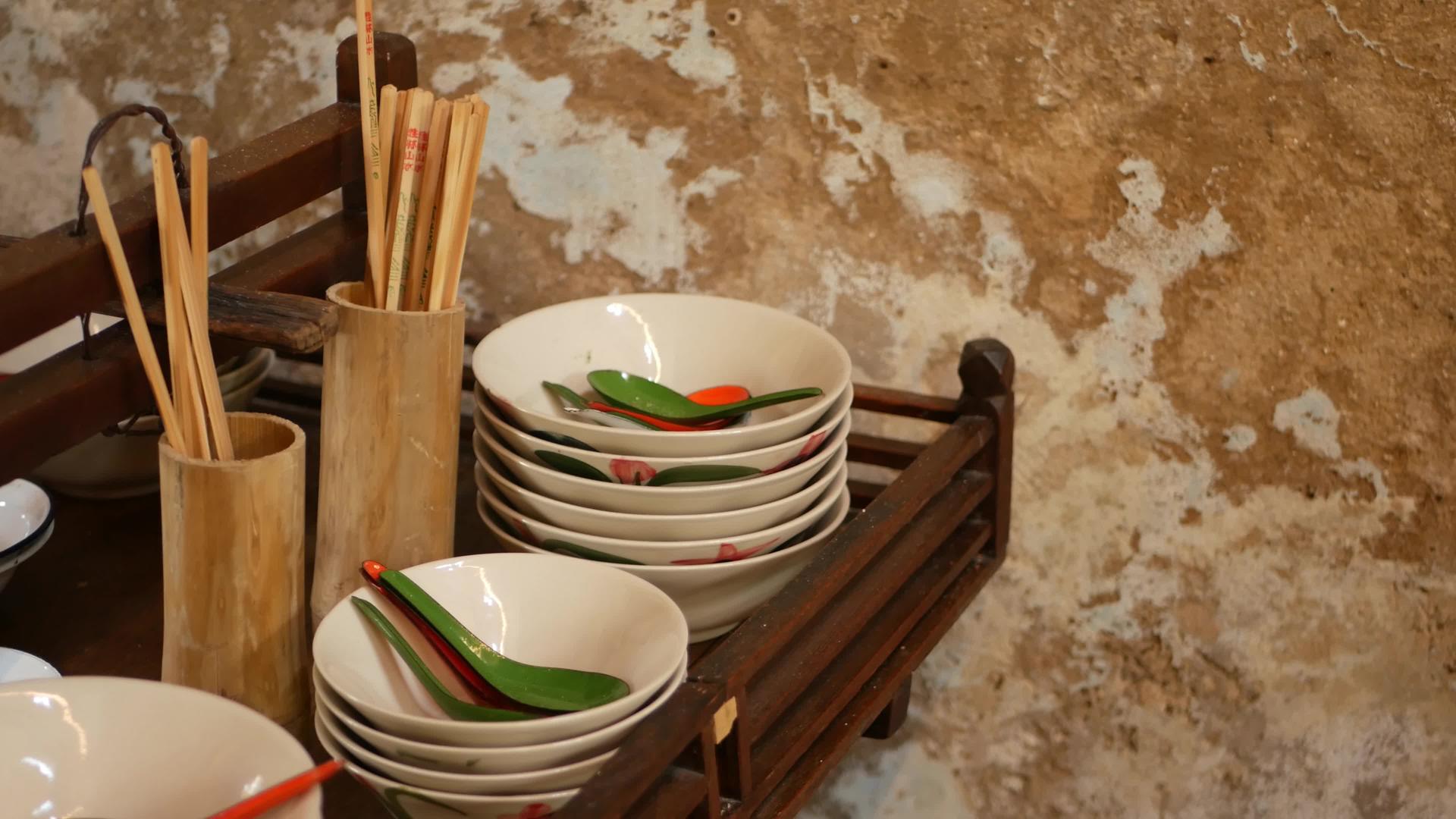 厨房倒塌的墙上挂着木架和各种亚洲餐具视频的预览图