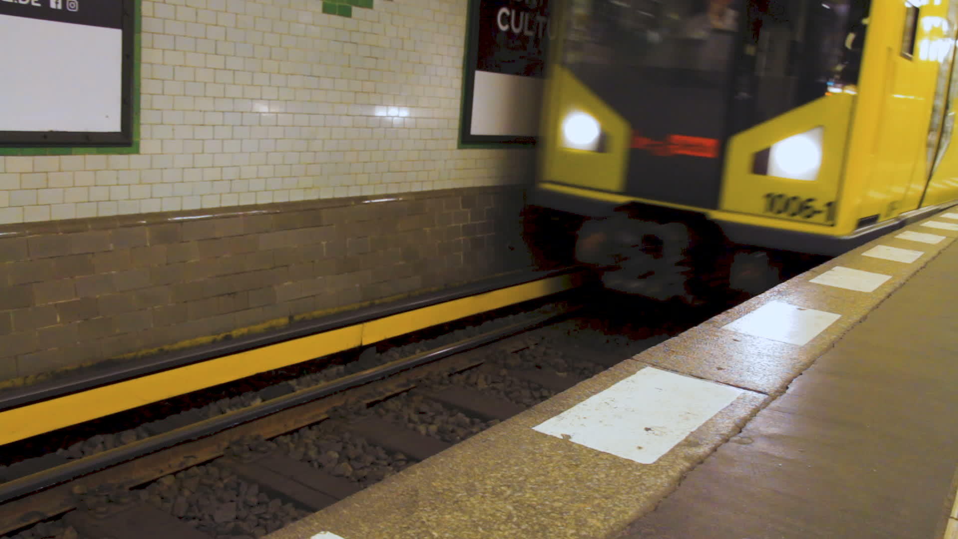 ubahn地铁到达伯林火车站视频的预览图