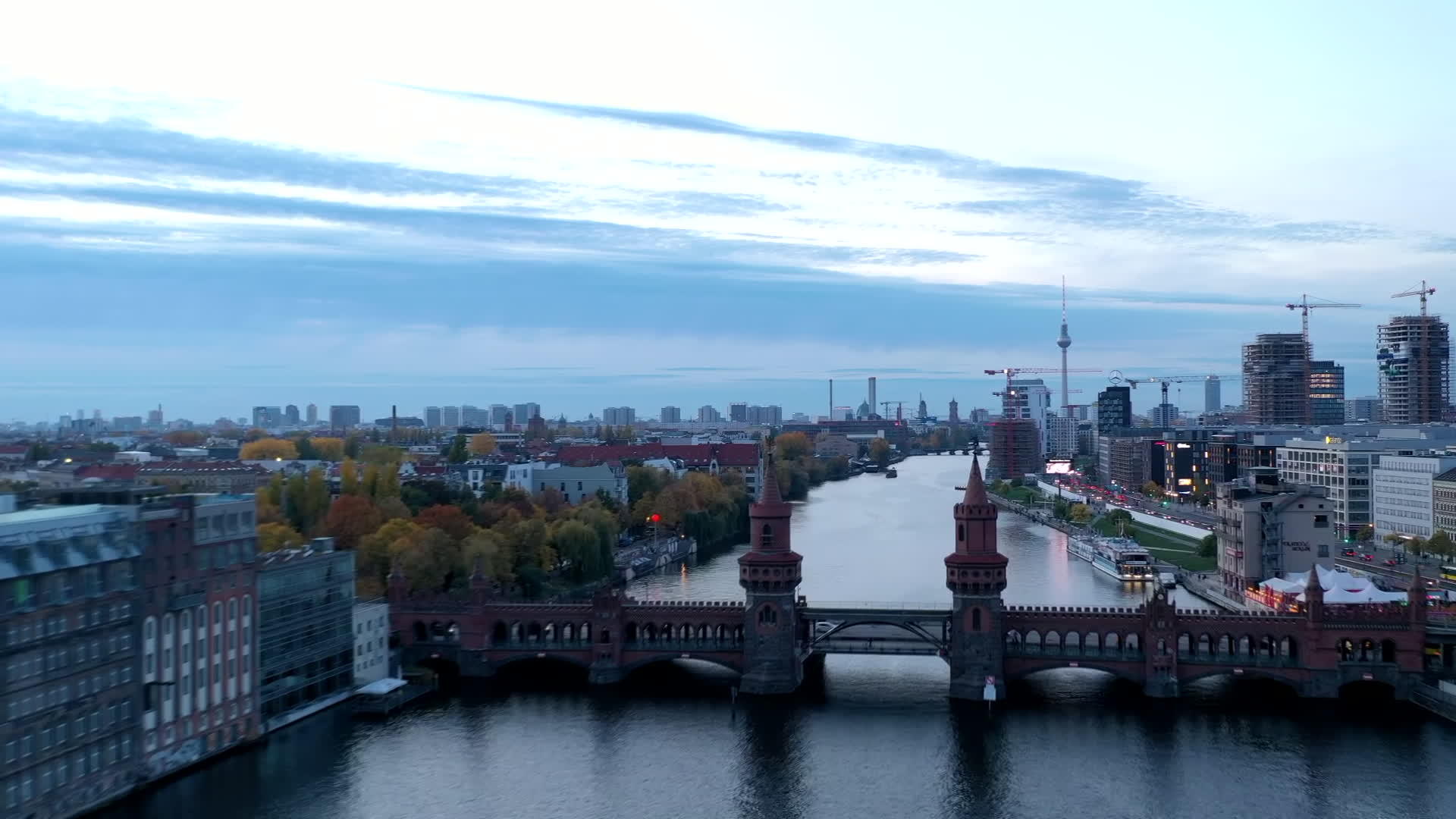 日落时分伯林奥贝鲍姆桥在德国首都景塔桥的空中坠毁视频的预览图