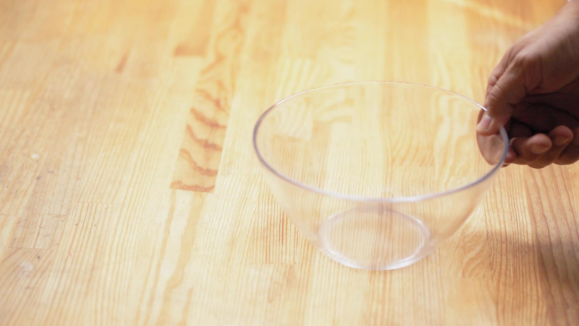 有人把空玻璃碗放在木制的厨房桌子上吗？视频的预览图