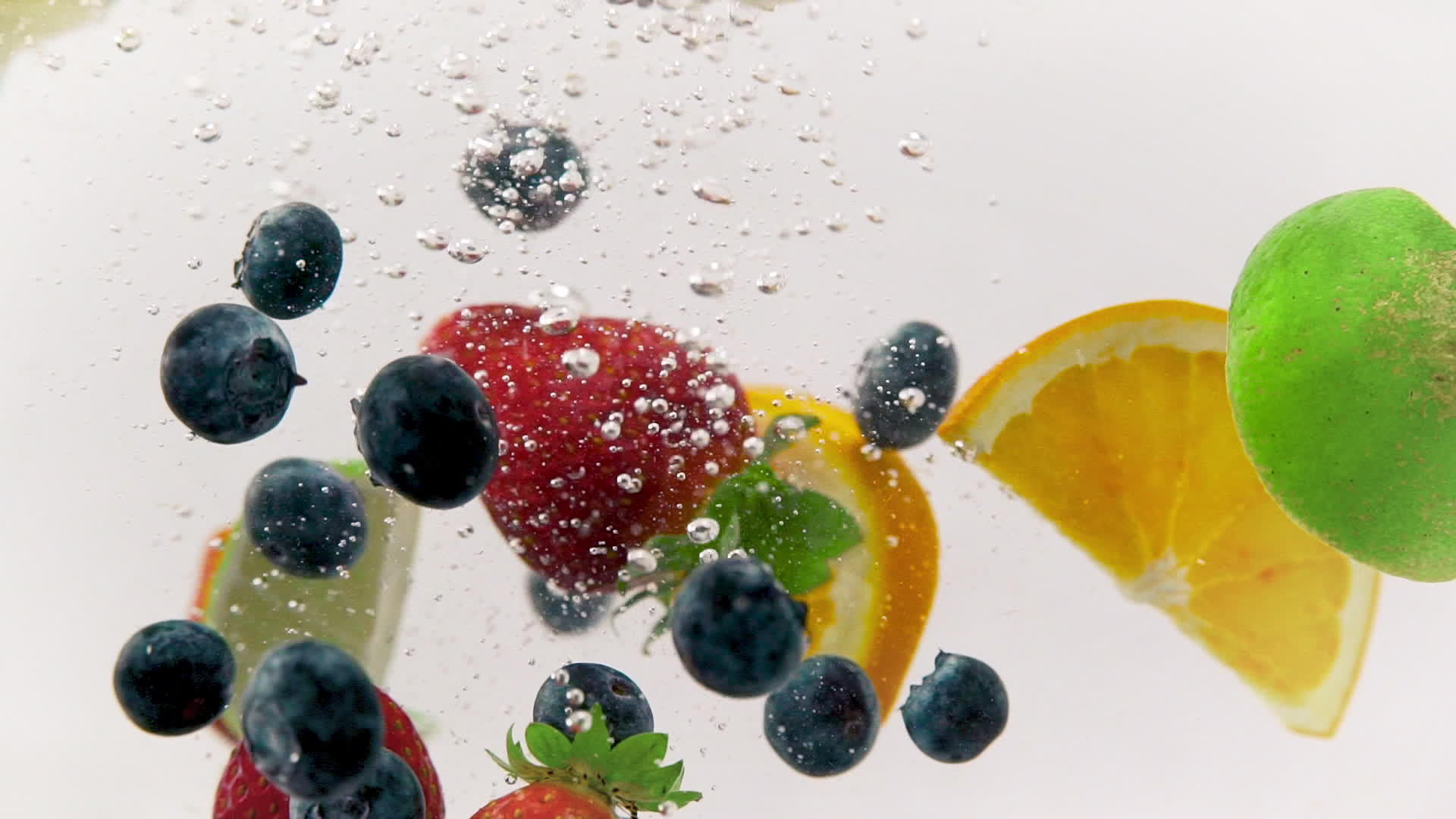 新鲜水果的彩色混合果实视频的预览图