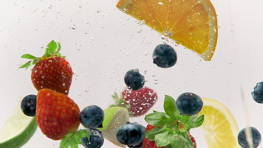 水果和果实喷洒在冷水中视频的预览图