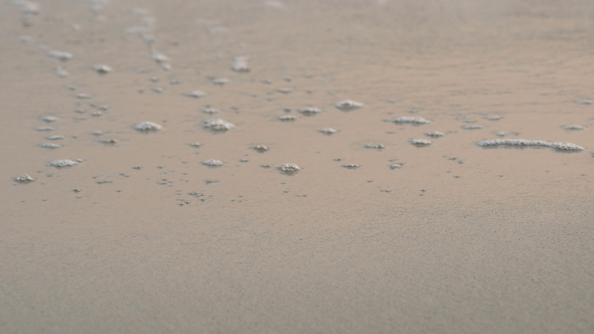 4k复制软波白海滩上的清水空间面积；夏季热带海滨视频的预览图