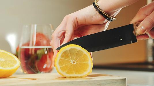 在木制厨房板上切下一块柠檬石膏在木制厨房板上切下一块柠檬石膏视频的预览图