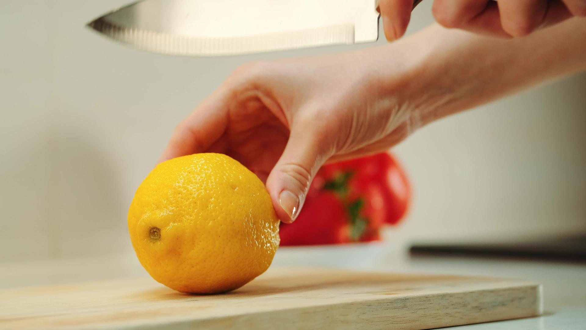 在厨房板上切柠檬刀视频的预览图