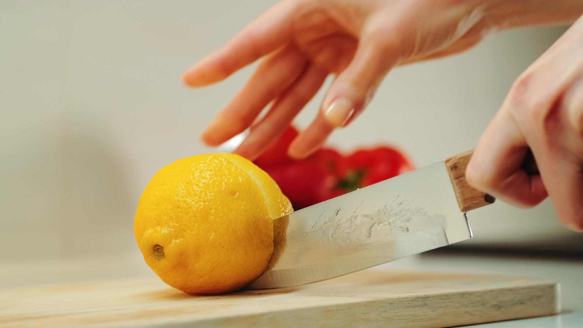 在厨房板上切柠檬刀视频的预览图
