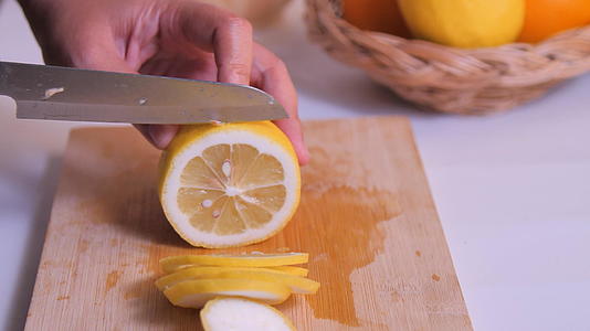 厨房剪板上的柠檬片视频的预览图