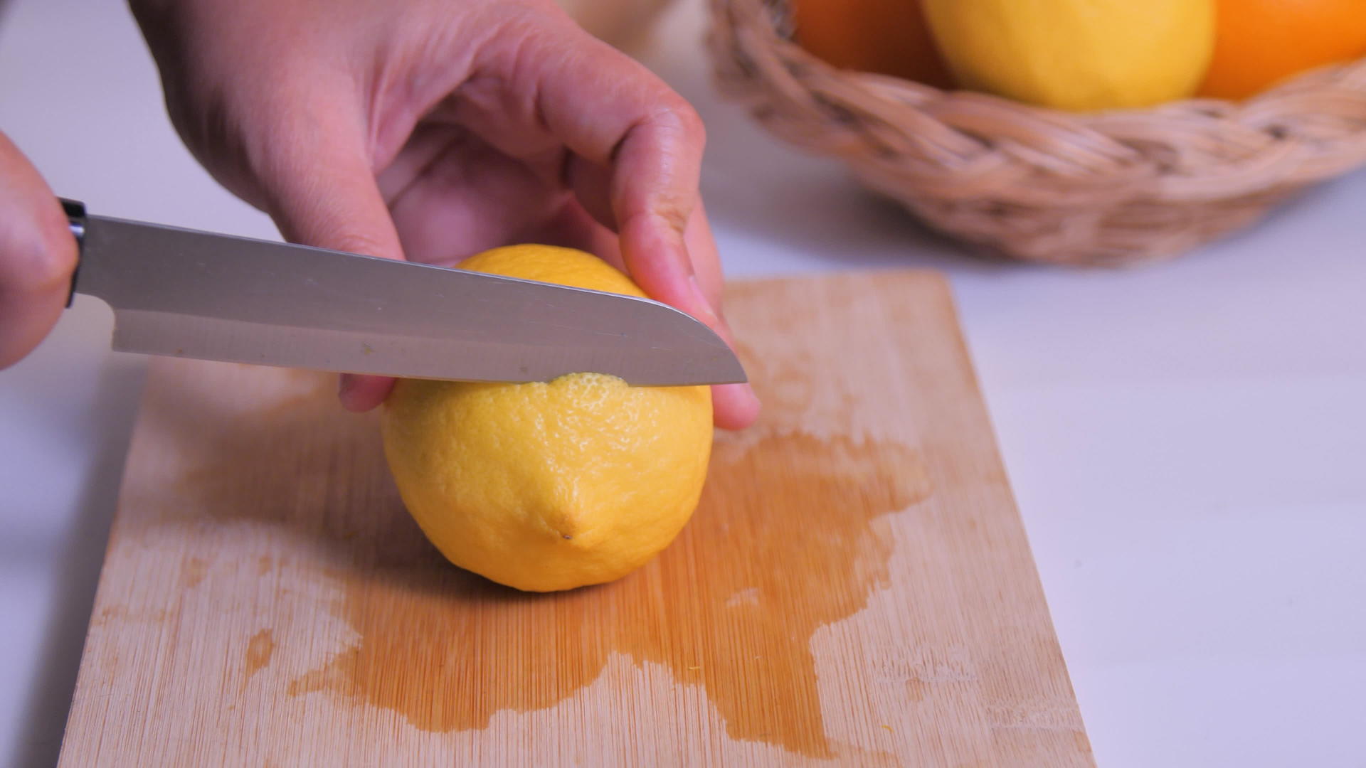 厨房剪板上的柠檬片视频的预览图