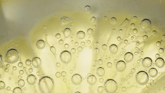 苏打汽水中的柠檬视频的预览图