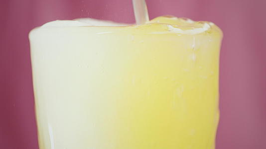 柠檬水溢出在玻璃杯上视频的预览图