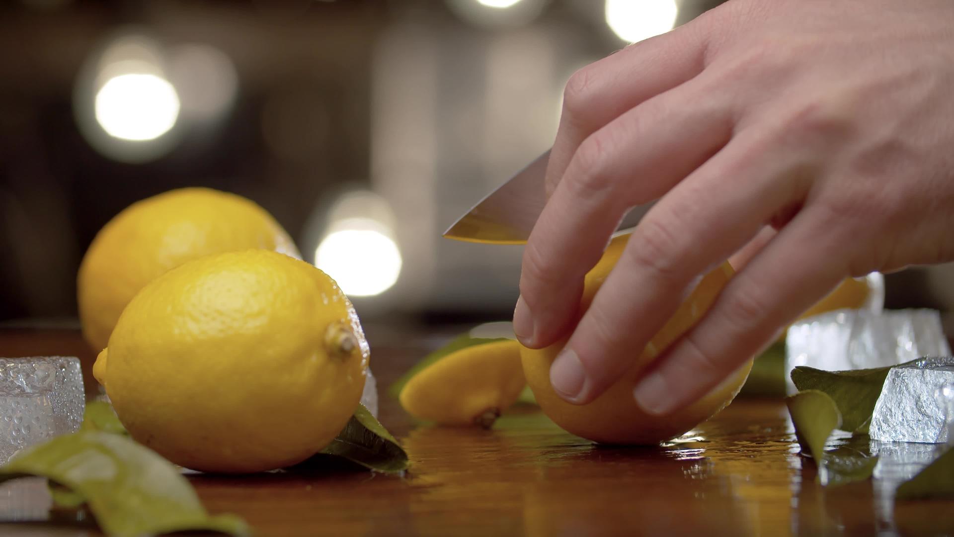 把柠檬切成两只手视频的预览图