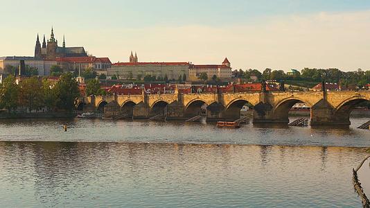 佛尔塔瓦河和城堡的日落Czechia上视频的预览图