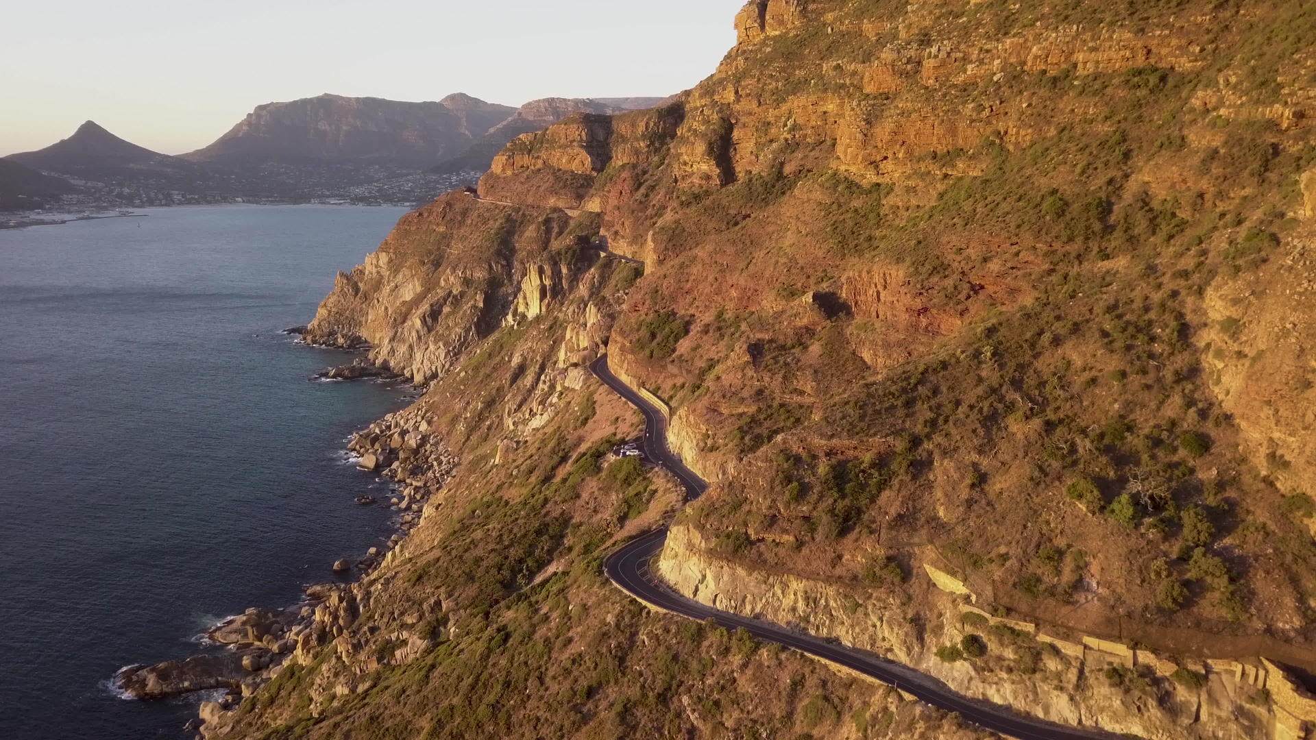 在岩石海岸线上的崎岖道路上视频的预览图