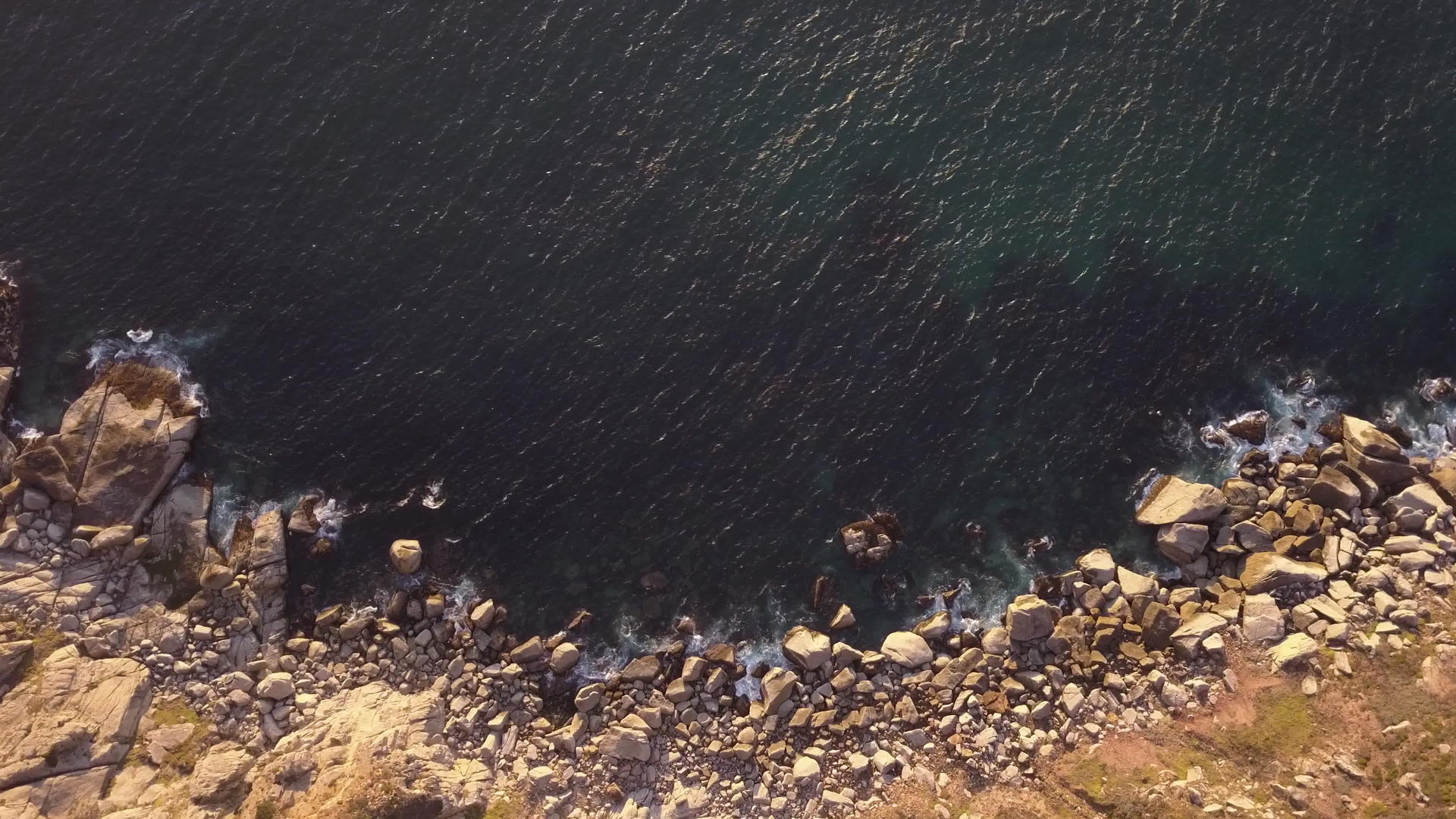 高海洋和岩石海岸线视频的预览图