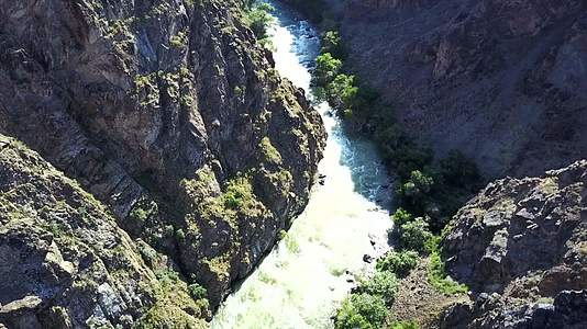 河流中的岩石峡谷树生长在岸边视频的预览图