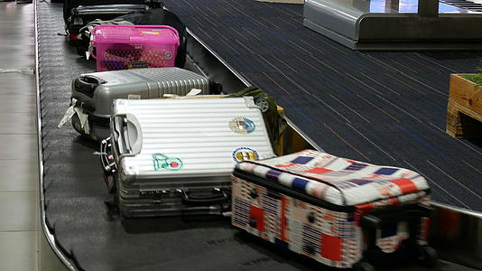 国际机场传送带上的各种手提箱行李视频的预览图