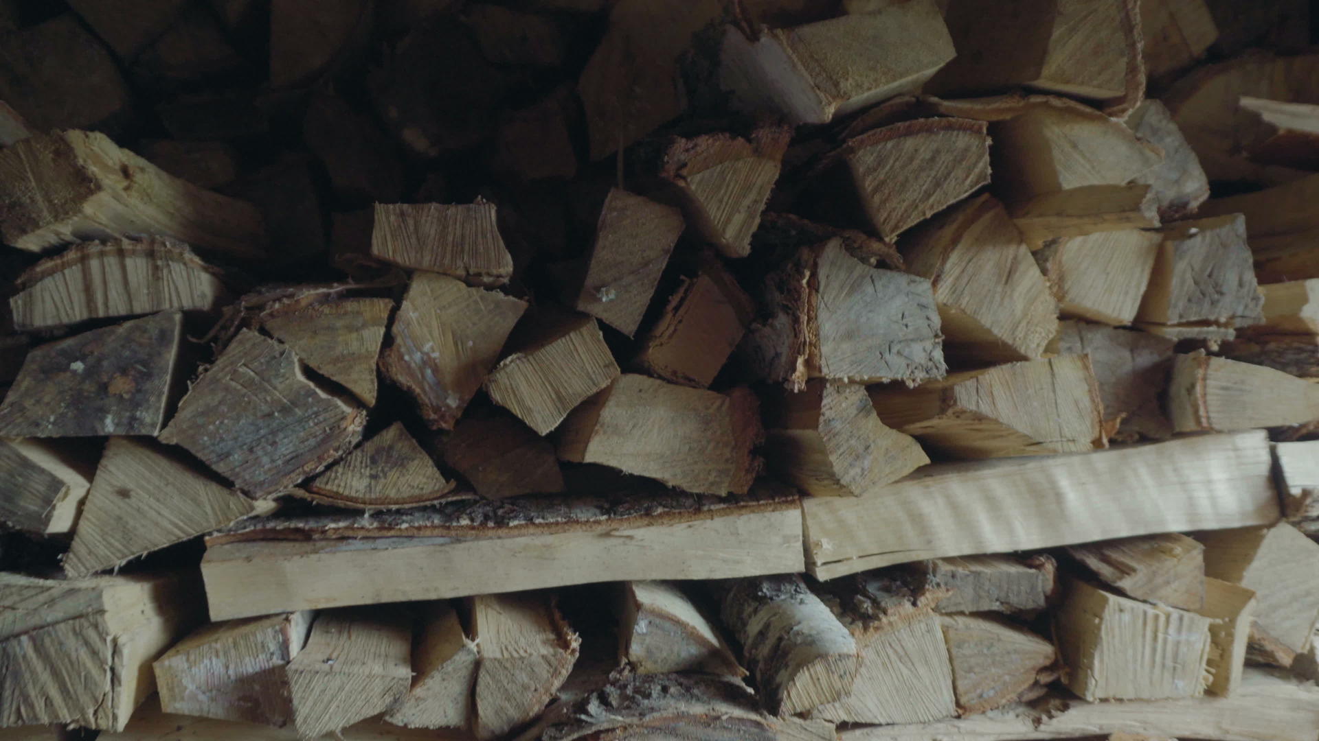 女人用木头捡柴烧柴视频的预览图