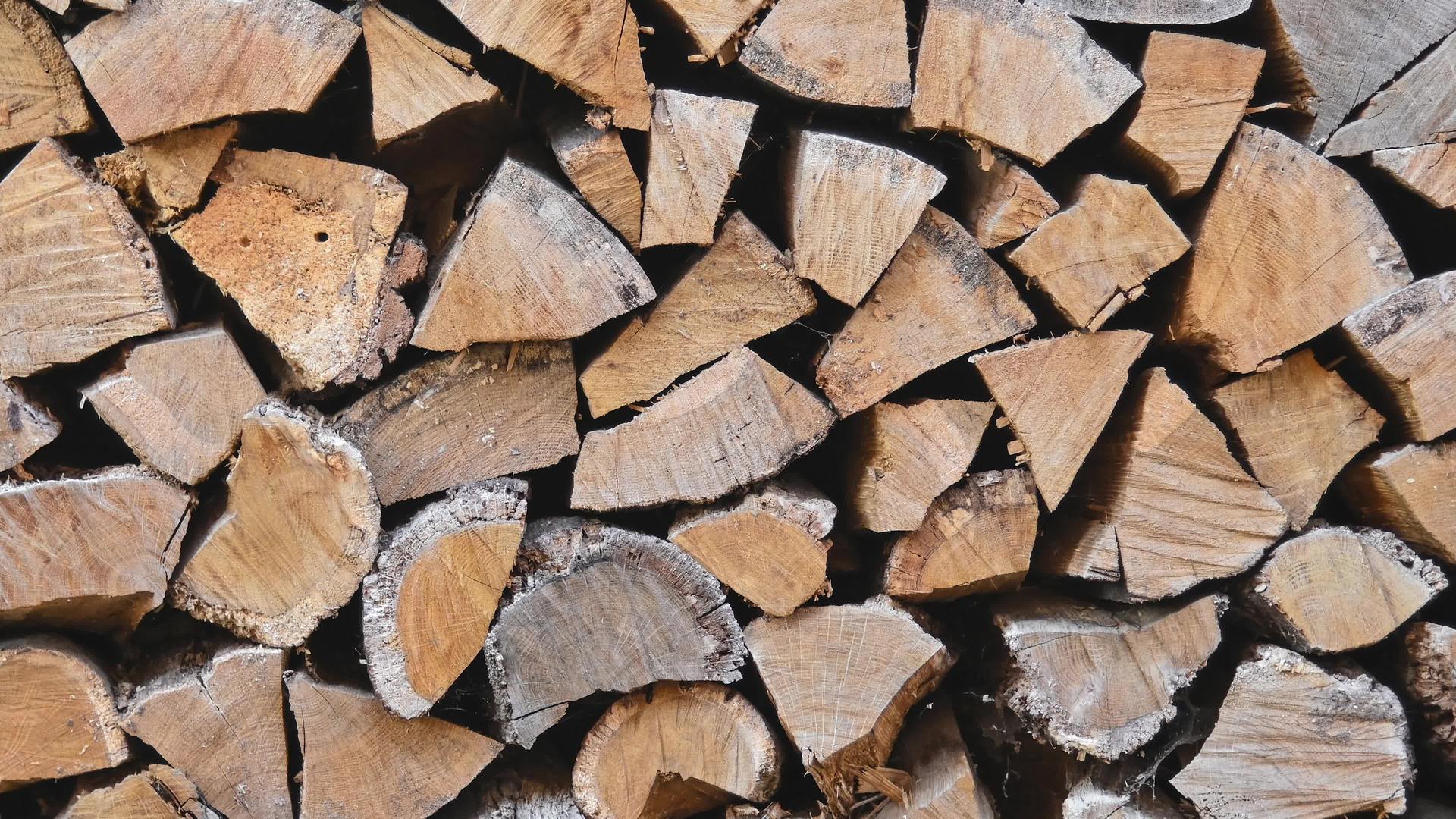 堆木柴橡木原木视频的预览图