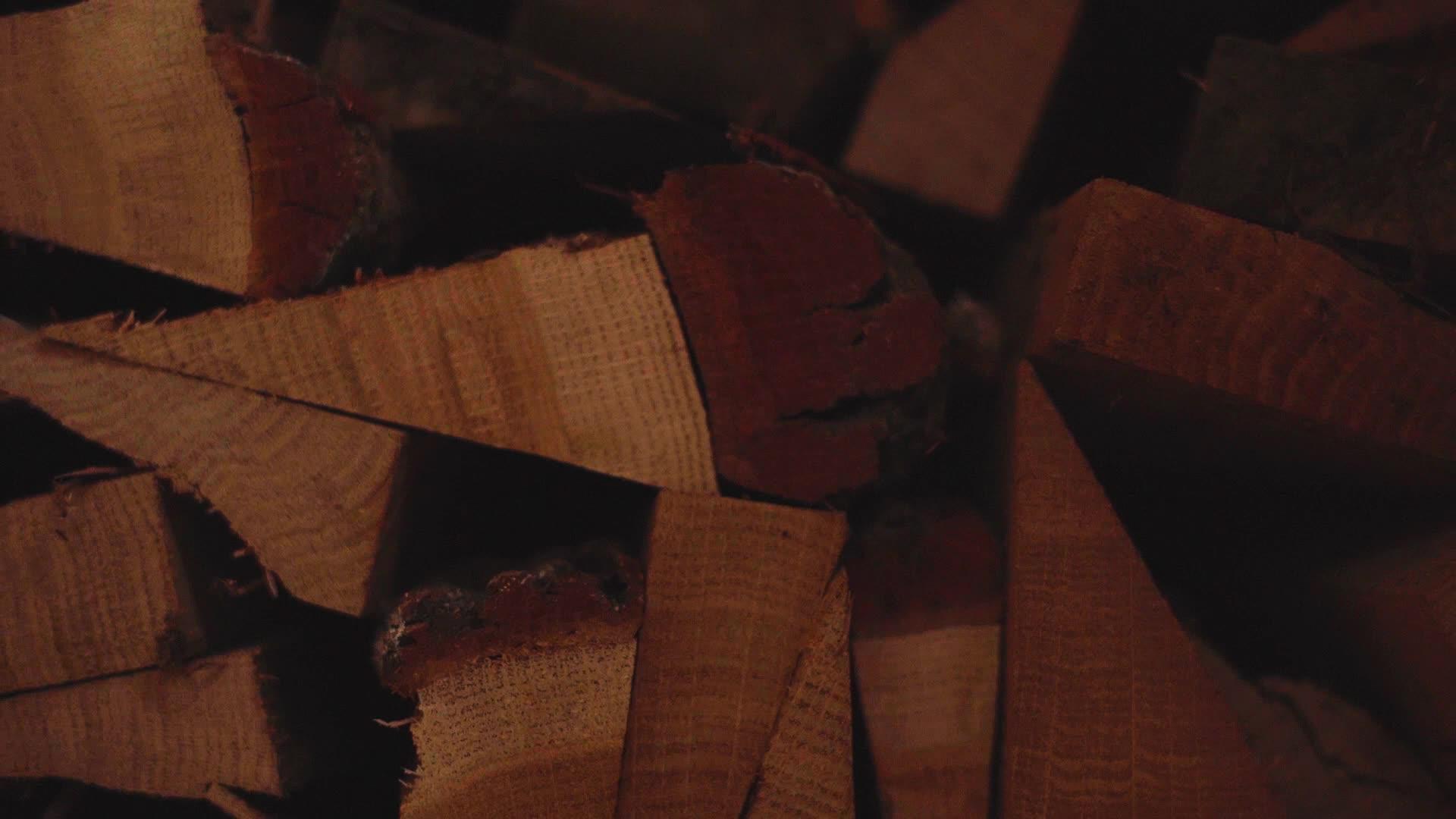 从冬天收获的橡木和柴火中成功地堆放在木头上视频的预览图