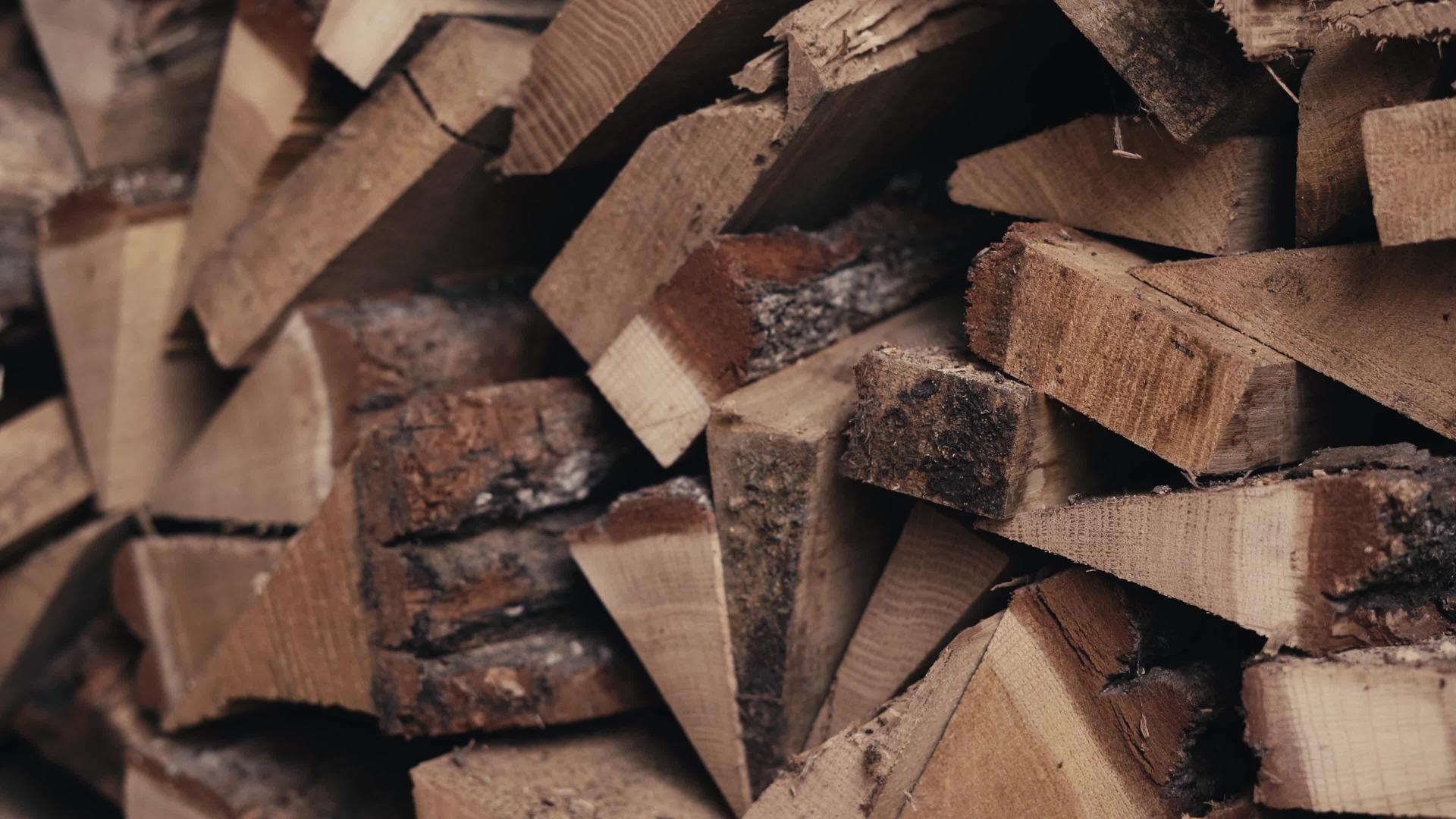 冬木中堆放的橡木柴用于冬季为私人住宅供暖视频的预览图