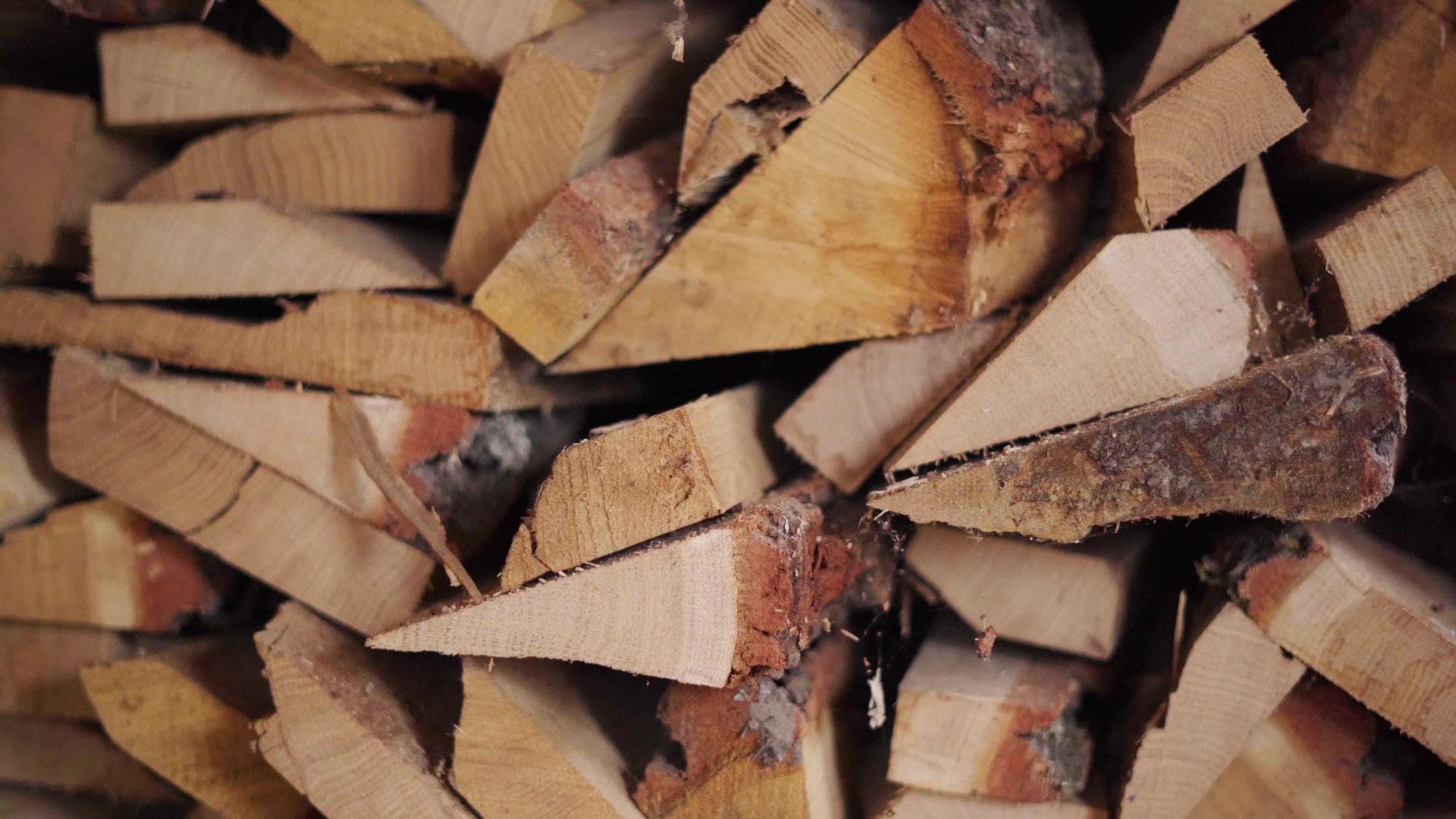 木棚里堆叠的橡木木柴将相机从左到右固定视频的预览图