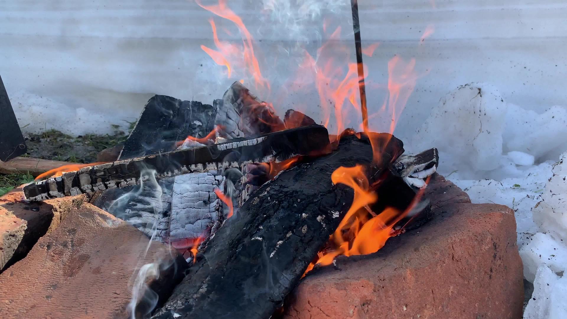 一个旅游锅挂在燃烧的煤上在冬天使用自然视频的预览图